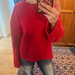 Röd tröja från & Other Stories - Säljer en snygg ”radiant” röd tröja från & Other Stories. Tröjan har långa ärmar och en ribbad nederkant samt ärmslut. Perfekt för att liva upp garderoben med en färgklick. Passar perfekt till jeans för en fin look. Tröjan har använts ett par gånger och är lite nopprig vilket är den enda defekten som syns🥰💕priset kan diskuteras❤️