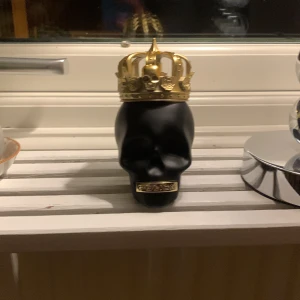 Police to be the king - Säljer nu en Police to be the king parfym. Ca 100ml/125ml kvar. Org pris runt 250kr för 125ml och jag säljer den för 100kr, pris går att diskutera. (: