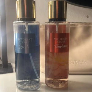 Victoria's Secret Rush och Temptation Body Mists - Två body mists från Victoria's Secret: Rush och Temptation. Rush har en blå flaska och Temptation en orange. Båda flaskorna rymmer 250 ml men ganska mycket mer än halva kvar i båda