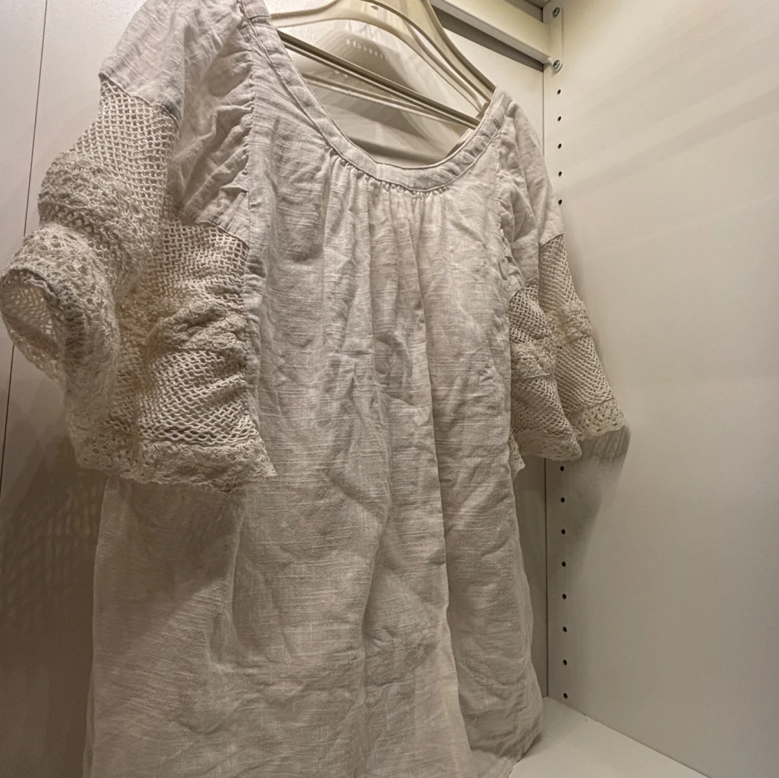 Vit blus med spetsdetaljer