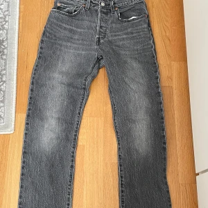 Grå jeansbyxor - Säljer mina gamla Levi 501 jeans i 9/10 skick. Jeansen är straight fit och i storlek 26w 30L. Skriv vid minsta funderingar eller frågor.