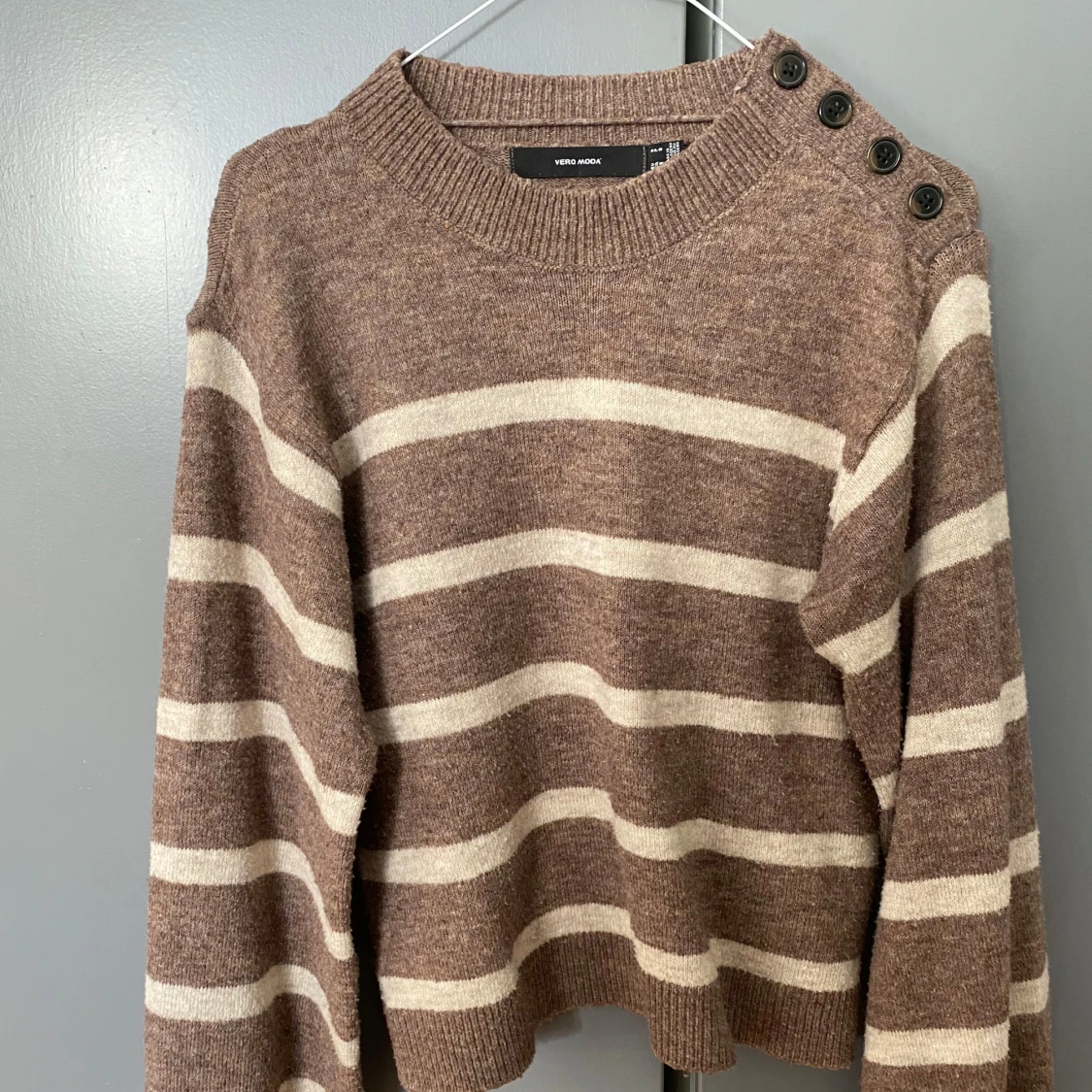 Brunrandig tröja från Vero Moda - 1