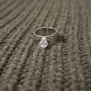 Ornate Touch - Silver Ring with Stone - US storlek 7, diameter 17,3 mm, omkrets 54,4 mm. En ring med ett platt band och stämplade detaljer, delvis justerbar för en perfekt passform.