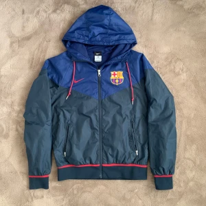 FC Barcelona Windbreaker - Säljer en riktigt snygg FC Barcelona windbreaker som är i mycket bra skick. Jackan är i strl S. Vid frågor eller funderingar skicka ett pm, Mvh