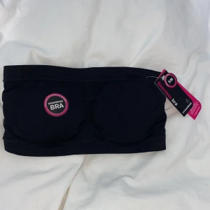 Svart sömlös bh - Säljer en svart seamless bra. Den är utan straps  och funkar perfekt när man har en sommar topp där man inte vill att bh ska synas. Aldrig använt, säljer pga för liten