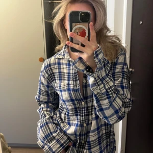 Blå och vit rutig skjorta - Blå och vitrutig skjorta, köpt secondhand men är i bra skick✨ 