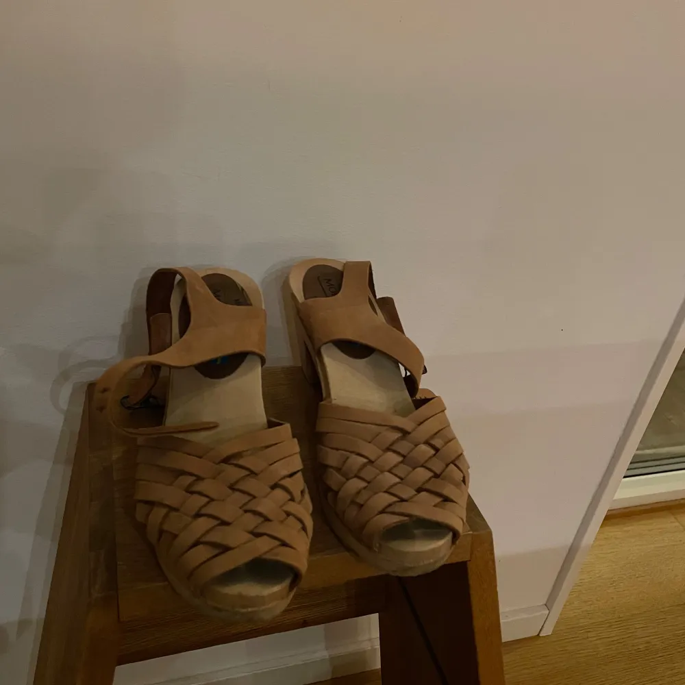 Klassiska Moheda Tofflor, brun träskor med flätat mönster. Använda vid ett tillfälle. Klackhöjd: 7cm Storlek: 37. Kengät.