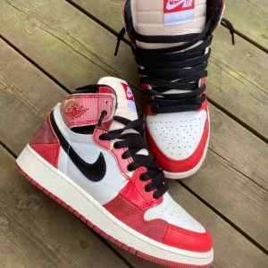 Nike Air Jordans spiderverse - Jag säljer Jordan 1 spiderverse. Köpta i en Jordan affär i Italien. Köpta för 3800kr. Jag säljer dom för 2000kr. Priset kan diskuteras om nån vill köpa. Det ingår box och extra skosnören