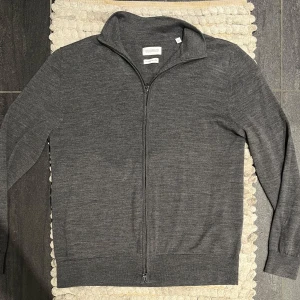 These Glory Days Merino Full Zip - Snygg och skön tröja från These Glory Days i merinoull || Storlek: L passar M || Mycket fint skick 