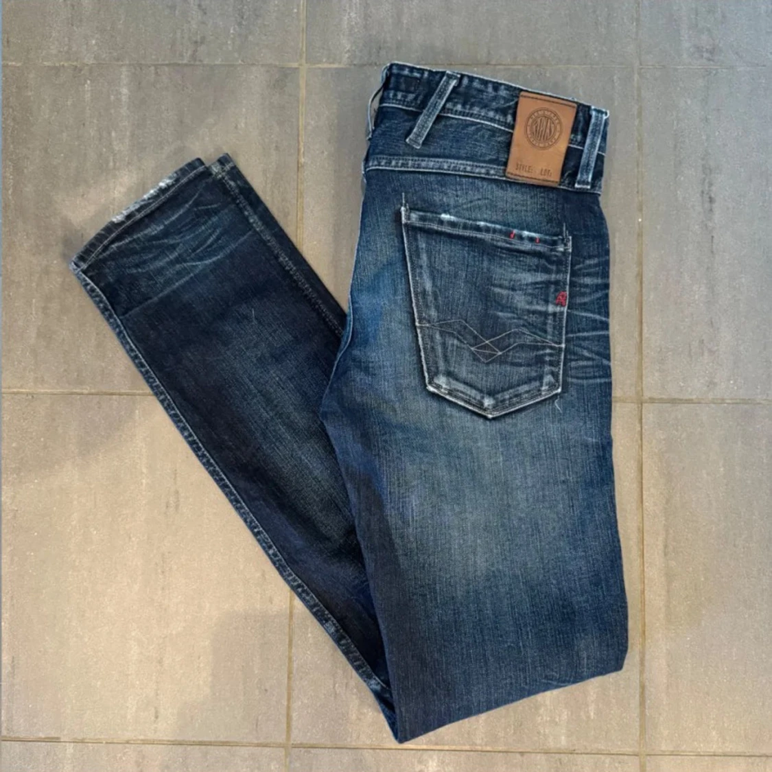 Mörkblå jeans från Replay - 2