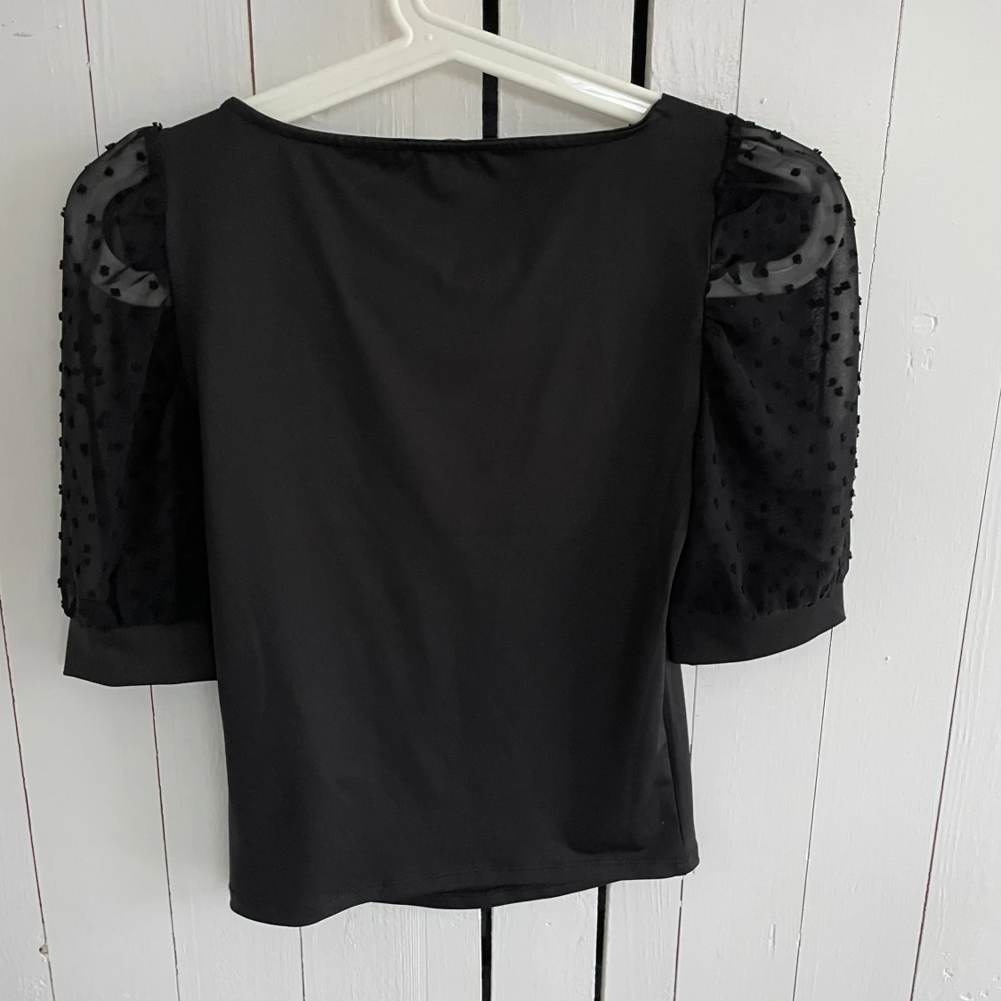Svart topp från Amisu med prickiga ärmar - 1