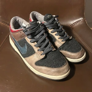 Nike dunk low (OVANLIGA) - Nike Dunk Low nordic pack från 2006. Nypris ca 6000kr. Jag har legit checkat dem via goat för att kolla att dem är äkta, då jag köpte dem second hand. Box finns inte och skorna är i använt skick i storlek 42,5.