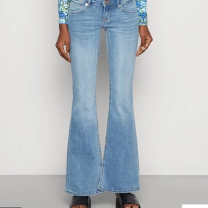 Only ankle slit jeans - Säljer dessa helt nya populära only jeansen, super låg midja i utsvängd passform. Strl 28/32 men passar även lite mindre storlekar då de är aningen små i storleken. Helt nya med alla lappar kvar, endast provade! Nypris: 569 kr. Skriv för mer info eller frågor!🥰