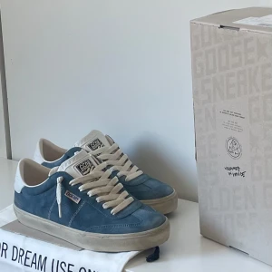 Golden Goose skor - Hej, säljer nu ett par as feta Golden Goose i modellen Soul-Star | Skorna är helt nya och i en otroligt snygg ljusblå färg som passar till allt! | Otroligt sällsynta för de som vill sticka ut och bättre kvalite än ”Super Star” | Storlek 41, passar även 42 | Hör av er vid frågor!🌟