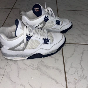 Jordan 4  - Snygga Jordan 4 i använt skick. Storlek 42