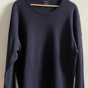 MASSIMO DUTTI | MARINBLÅ TRÖJA - En stilren mörkblå tröja från Massimo Dutti. Endast använd någon enstaka gång och är i nyskick! Den är väldigt skön och i hög kvalitet (100% bomull). Säljer den för endast 200kr även fast den är i princip helt ny för vill bli av med den!