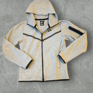 Grå hoodie från Nike - Använd några gånger!!