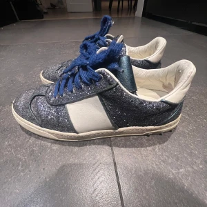 Valentino skor - Nu säljer jag mina älskade valentino skor, dom är sparsamt använda men har växt ur dom🥰 dom har endast tappat en av nitarna (visas på bild 3). Men annars inga defekter❤️pris går att diskuteras!