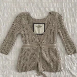 Söker stickade plagg! - Söker efter typ bruna stickade cardigans och liknande💗 skicka dm om ni säljer!