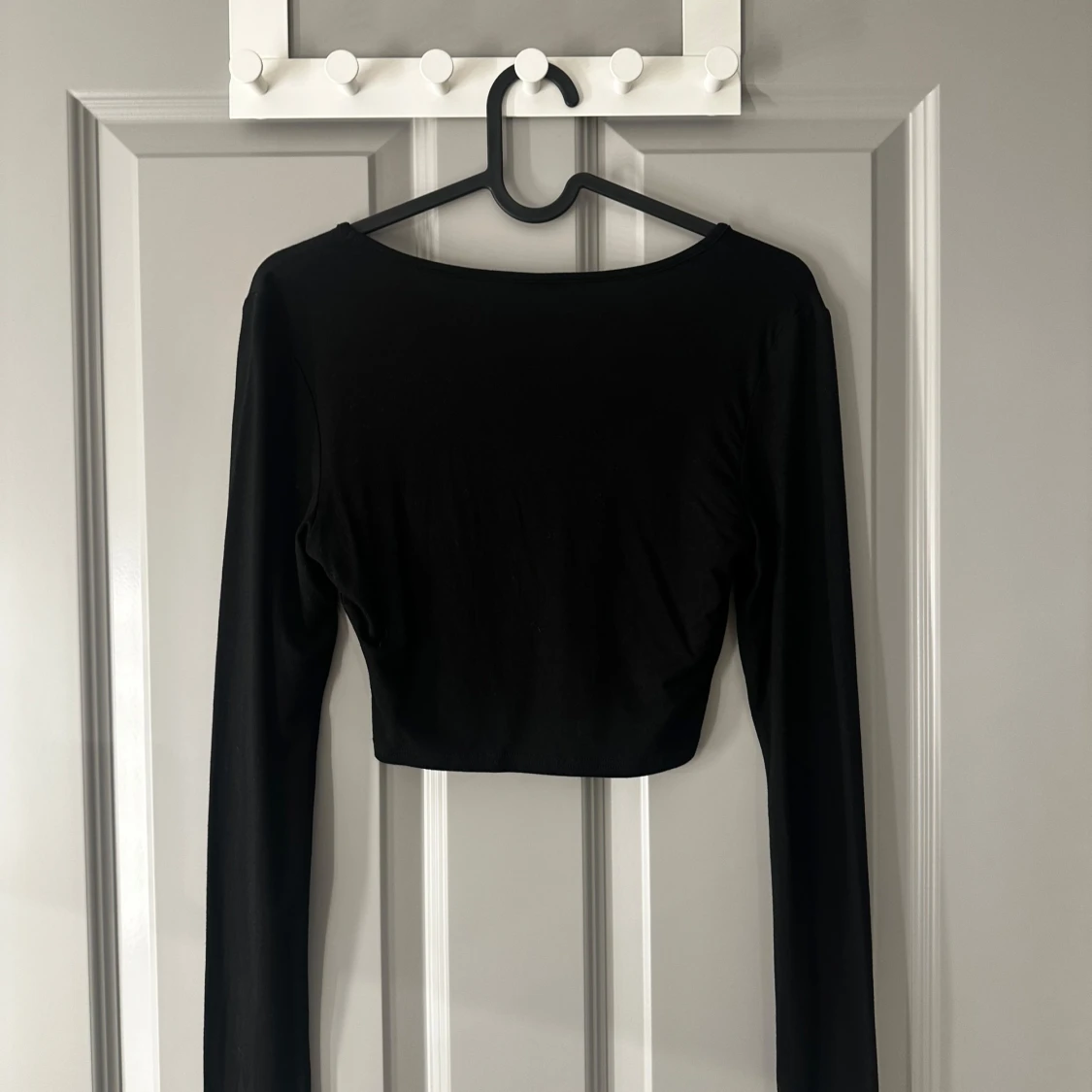 Svart ribbad croppad tröja  - 2