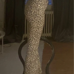 Leopardmönstrade byxor från NA-KD - Snygga leopardmönstrade byxor från NA-KD i storlek S. Byxorna har en tight passform och är perfekta för att sticka ut. De är tillverkade i ett bekvämt material och har en klassisk femficksdesign med knapp och dragkedja framtill.