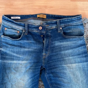 Jack & Jones jeans Mike - Säljer ett par snygga blå jeans från Jack & Jones. Storlek 34/34, något stretchy. Näst intill oanvända 