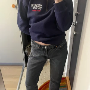 Svarta jeans - Raka svarta jeans från Weekday i modellen PIN. Storleken är 28x32, och jag är ca 167 cm för jämförelse.  använda men i väldigt fint skick!✨