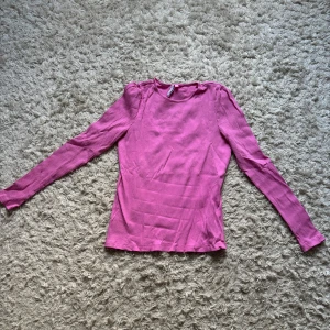 Rosa ribbad tröja  - Säljer en snygg rosa ribbad tröja från Vero Moda💕. Tröjan har långa ärmar och en bekväm passform, perfekt för både vardag och speciella tillfällen. Den är lite puffig vid axlarna som ser jättesött ut. Storlek 158-164💕