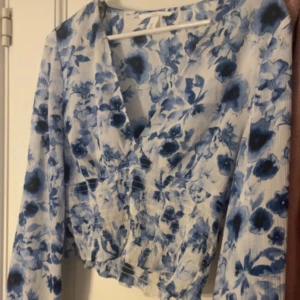 Super söt blå blommig blus - Säljer denna super söta populära blus från h&m 💞💞