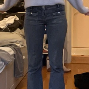 Mörkgrå jeans - Mörkgrå jeans från Gina Young!❤️❤️
