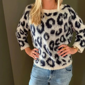 Leopardmönstrad tröja i fluffigt material - assnygg stickad tröja i leopard mönster med lite kortare ärmar🩷 storlek S