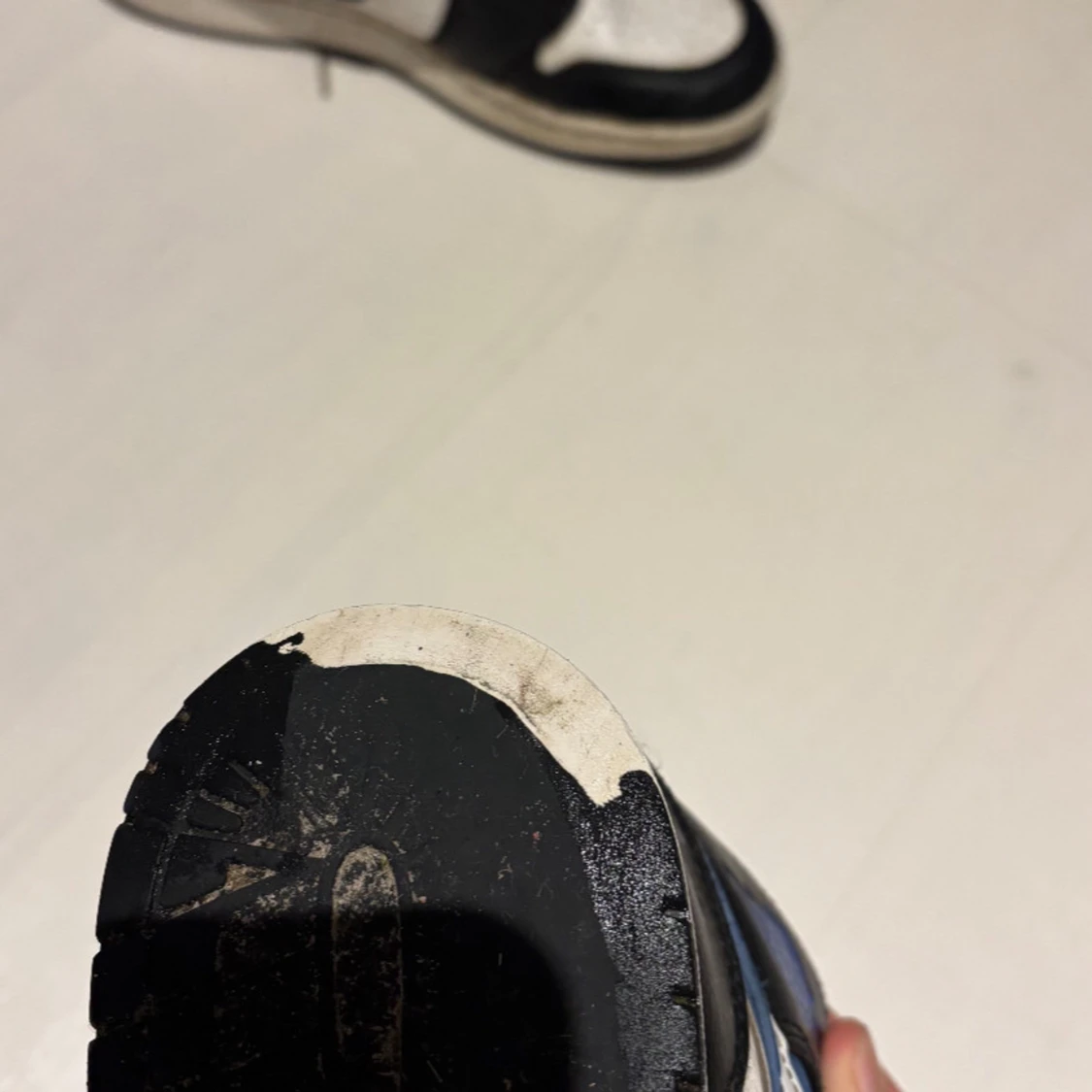 Nike Air Jordans i svart, blå och vit - 3