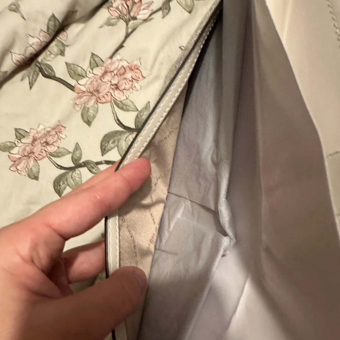 Vit och beige kuvertväska från Michael Kors - 2