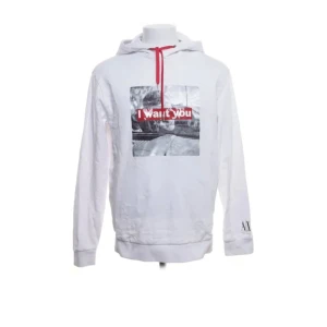 Vit hoodie från Armani Exchange - Säljer en vit hoodie från Armani Exchange med tryck 'I Want You' på framsidan. Hoodien har en röd snörning i huvan och långa ärmar. Tillverkad i bomull och polyester för en bekväm passform.