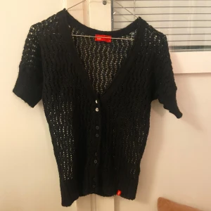 Kortärmad stickad kofta från edc esprit - Superfin! 