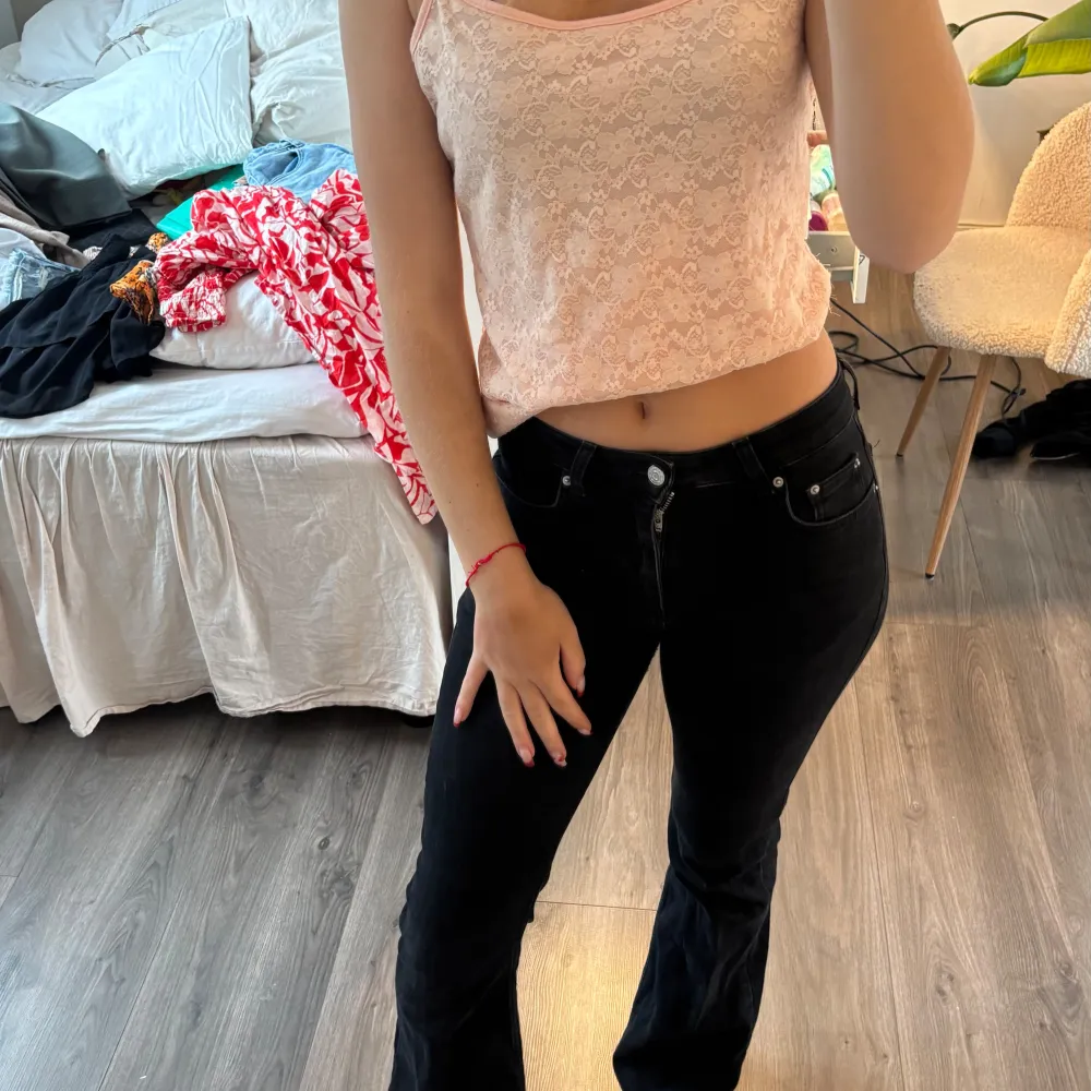 Säljer ett sött beige spetslinne med smala axelband. Perfekt för en somrig look eller som ett lager under en annan topp. Linnet är i ett mjukt och stretchigt material som ger en bekväm passform.. Yläosat.