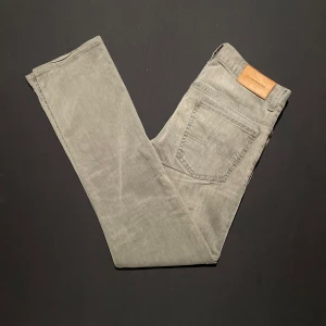 Grå jeans från J.Lindberg - Grå jeans från J.Lindeberg Jeansen har en stilren design och passar för de flesta tillfällen.  ✅ Grym passform och skönt denimmaterial ✅ Tidlös snygg grå färg som passar alla outfits ✅ Perfekta för dig som gillar grish och Sthlm-stil  Jeansen är i storlek W33 L30. Skickas snabbt såklart, hör av dig vid funderingar! 👍