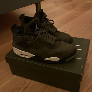 Air Jordan 4 Retro SE Craft - Säljer ett par Air Jordan 4 Retro SE Craft i olivgrön färg. Skorna har en snygg design med snörning och den ikoniska Jumpman-loggan på hälen. Inget är fel på dem. Äkta såklart har digitalt kvitto och boxen e med👍