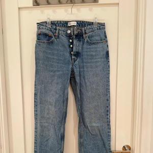 blåa straight leg jeans - blåa jeans från zara med knäppning framtill, straight leg. tvärs över midjan: 38 cm. innerbensmått: 82 cm. skulle säga att dem sitter mid-waist