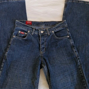 Blå jeans från Miss Sixty - Snygga blå jeans från Miss Sixty med klassisk femficksdesign och dragkedja. Perfekta för en avslappnad stil med en touch av vintage. De har en rak passform som ger en tidlös look.