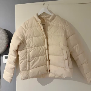 Superfin vit vårjacka - Superfin vit vårjacka med guld detaljer, endast använd en gång och är därav i nyskick. Storlek M men passar bra på mig som oftast har xs/s. Säljer då jag har flera jackor
