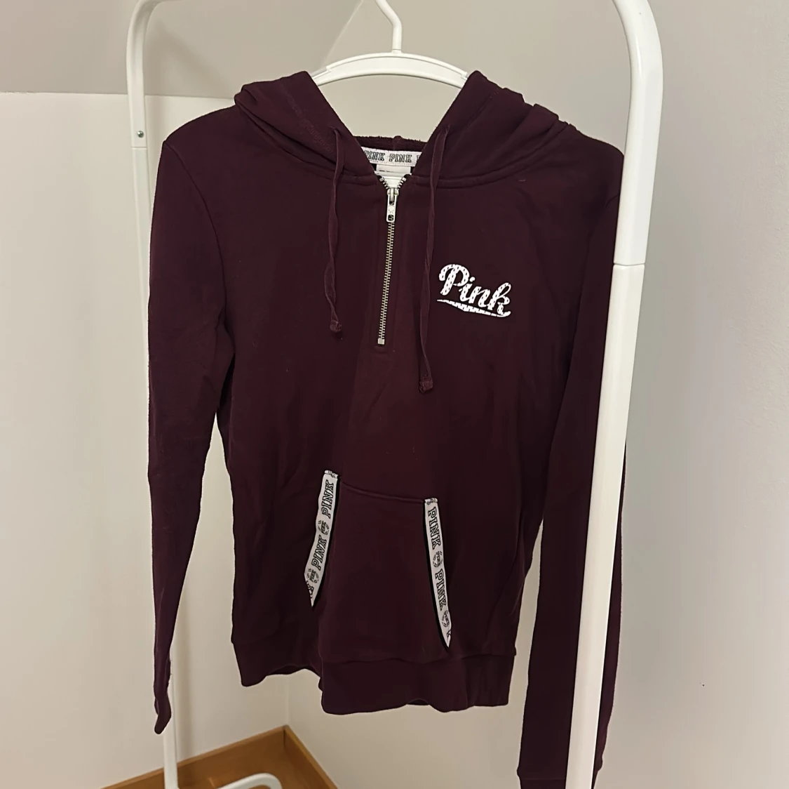 Vinröd hoodie från Victoria's Secret Pink