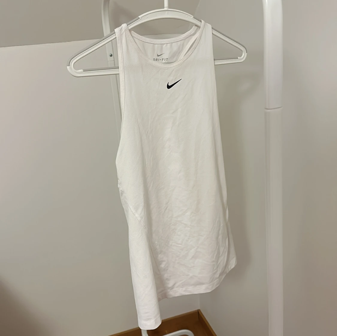 Vit linnetopp från Nike