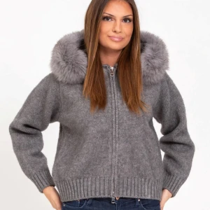 Grå stickad jacka med pälskrage - Finns fortfarande kvar- Väldigt populär jacka från Alessa i nyskick. Den är helt oanvänd och lappen finns kvar. Den är storlek S, men kan även passa XS och M. Det är en snygg grå stickad jacka med en lyxig pälskrage. Orginalpriset är 2200 och jag säljer den för 1000 då jag gärna vill få sålt den så fort som möjligt 