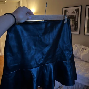 Volang skinnkjol - Supersnygg volang skinnkjol från märket Costes studio, jättebra skick!!