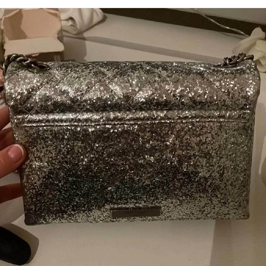 Glittrig silverväska med kedja - 2