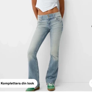 Lågmidjade jeans - Skitsnygga lågmidjade och utsvängda jeans i en najs blå tvätt💕 aldrig använda med lappen kvar! Nypris är 429kr❤️ jag är 172 för referens!