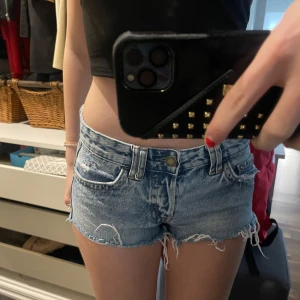 Virala pull and bear shorts - Virala pull and bear shorts, som är lowwaist. Använda ett fåtal gånger men inget man märker!!💕Skriv till mig innan du trycker på köp nu!!