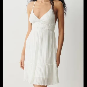 Vit klänning - Säljer denna fina vita klänning från gina tricot, storlek L men ganska liten i storleken 💞