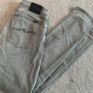 Nudie jeans - Säljer mina feta nudie grimtim då de inte passar mig. Jeansen är helt grå i fint skick. Hör av er vid frågor och funderingar😁